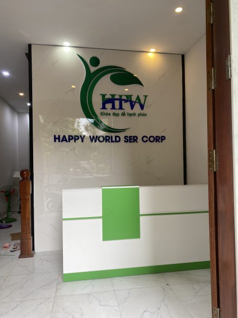 2. Tại sao bạn nên có một logo văn phòng để backdrop ấn tượng Bởi vì ngay tức thì, nó tạo ra ấn tượng và những cảm nhận tốt nơi khách hàng khi họ bước vào công ty, cửa hàng của bạn. Cùng với một thái độ niềm nở, nhiệt tình và chuyên nghiệp của nhân viên lễ tân đón tiếp, mộtbackdrop ấn tượng sẽ giúp khắc sâu hình ảnh thương hiệu trong tâm trí của khách hàng tiềm năng. Một backdrop đẹp, nó xứng đáng với từng đồng xu mà bạn phải bỏ ra để thiết kế và tạo dựng.